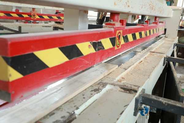 那里有專(zhuān)業(yè)體育場(chǎng)館地板