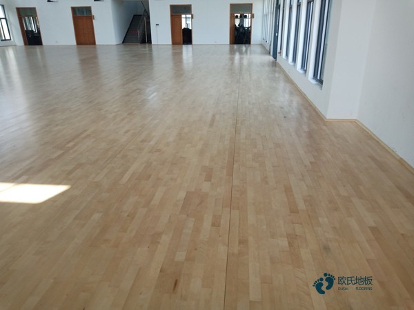 松木體育地板保養