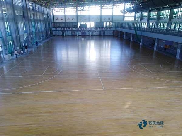 松木體育場地地板保養