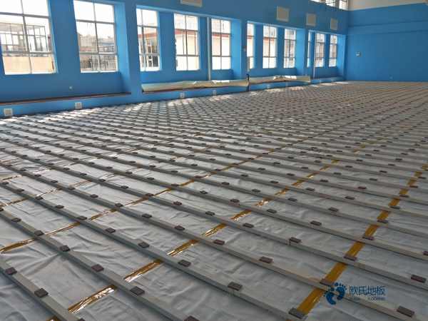 尋求體育場館地板牌子