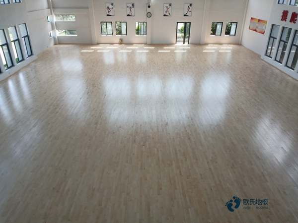 20厚運(yùn)動(dòng)場(chǎng)地板安裝公司