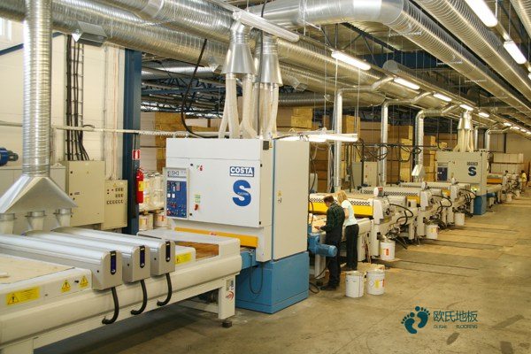 學校籃球場地地板哪種比較好