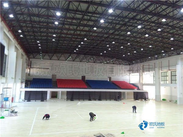 雙層龍骨運動場地地板怎樣保養