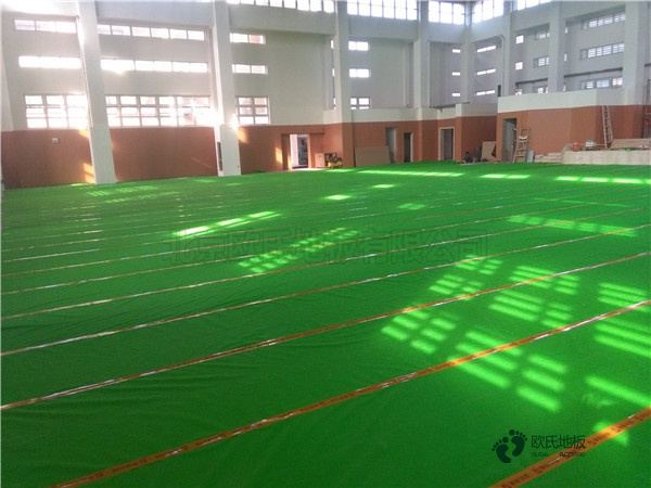 學(xué)校籃球場(chǎng)木地板的功能