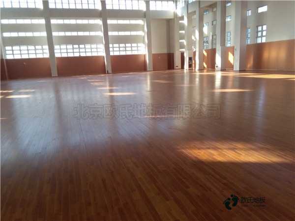 學(xué)校籃球場(chǎng)木地板的功能