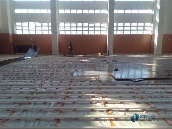 學?；@球場木地板用哪種好