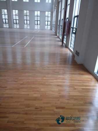 學(xué)?；@球場地地板施工方案