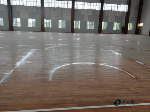 學校籃球館地板的含水率