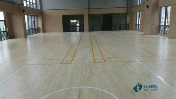 學校籃球場地地板用什么材料好