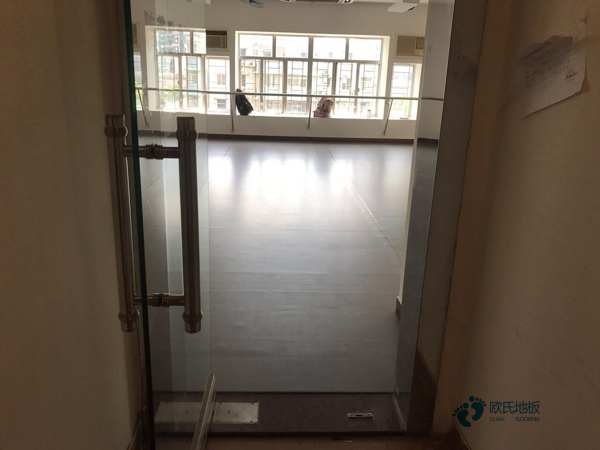 學校籃球場地木地板如何選