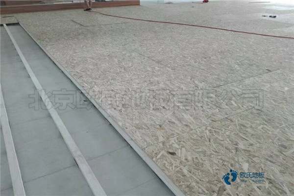 單龍骨籃球場地地板保養方法