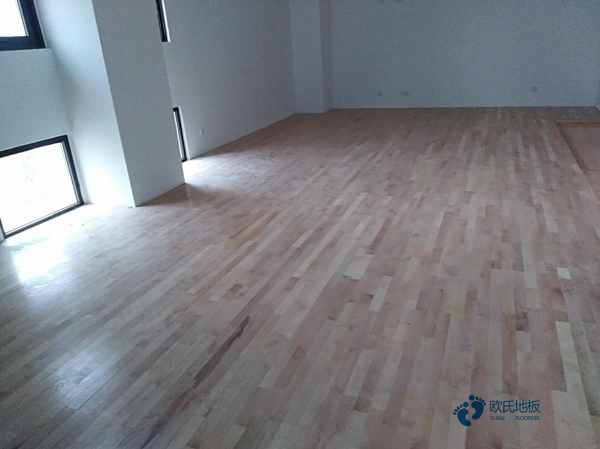 學校籃球場館地板特性