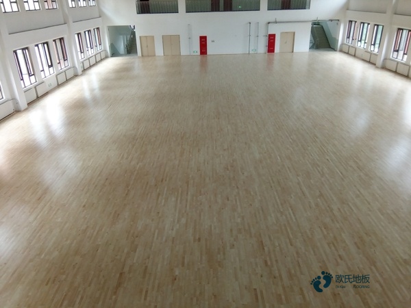 學?；@球地板選擇哪種比較好