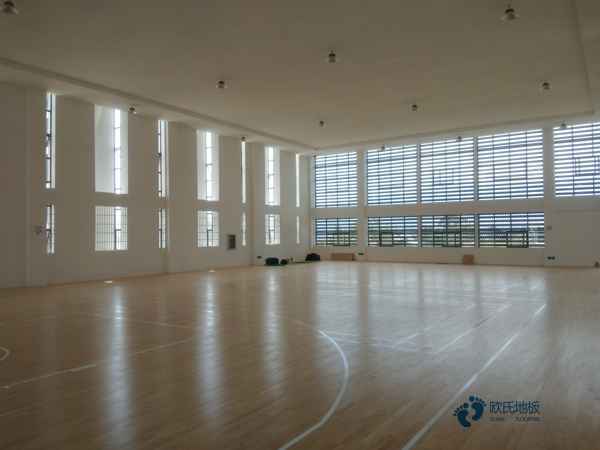 學?；@球運動地板施工團隊