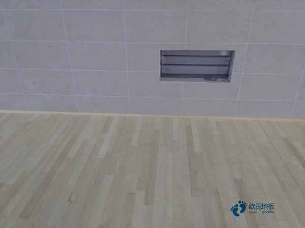 行業(yè)體育籃球木地板價(jià)格一般多少錢一平方米