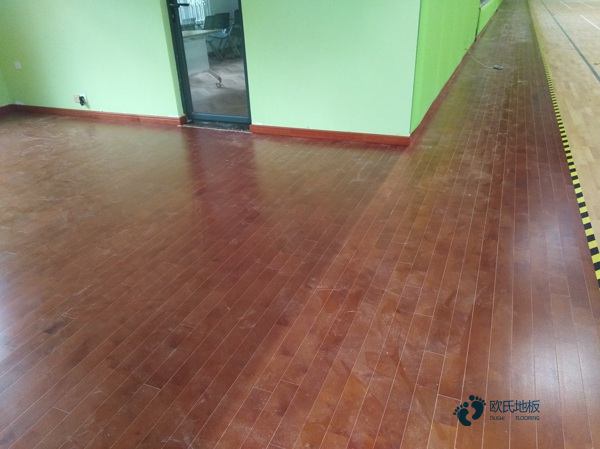 那里有籃球木地板價目表