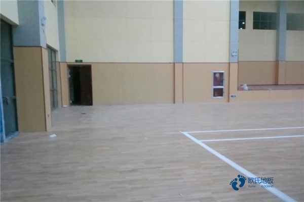 體育運(yùn)動(dòng)木地板施工3