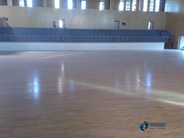 籃球場地木地板哪有1