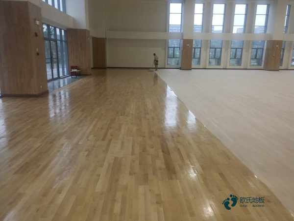 學?；@球體育地板多少錢