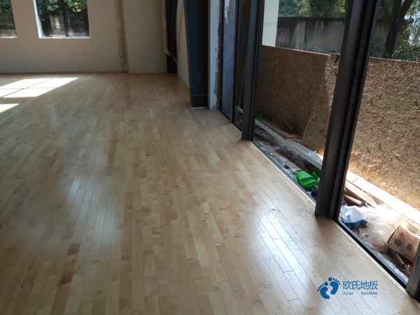 楓樺木籃球體育地板哪個(gè)便宜