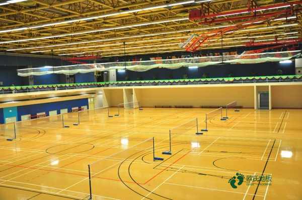 學(xué)?；@球場(chǎng)地木地板哪種好3