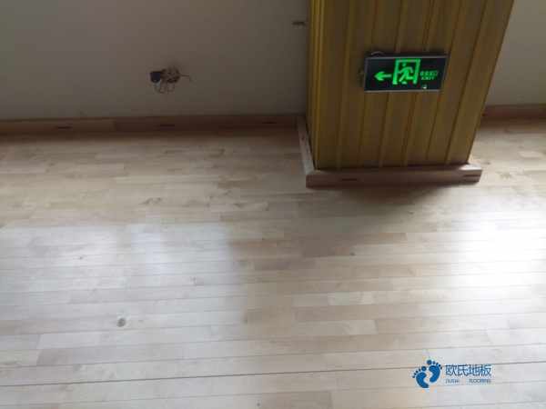 國(guó)產(chǎn)運(yùn)動(dòng)場(chǎng)木地板施工工藝3