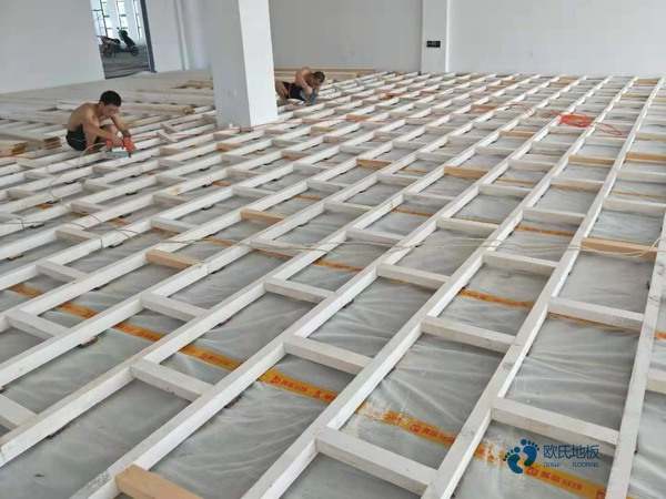 單龍骨運動場地木地板怎樣保養1