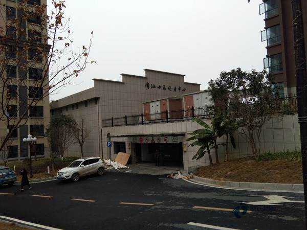 國標(biāo)運動場地木地板施工團隊3